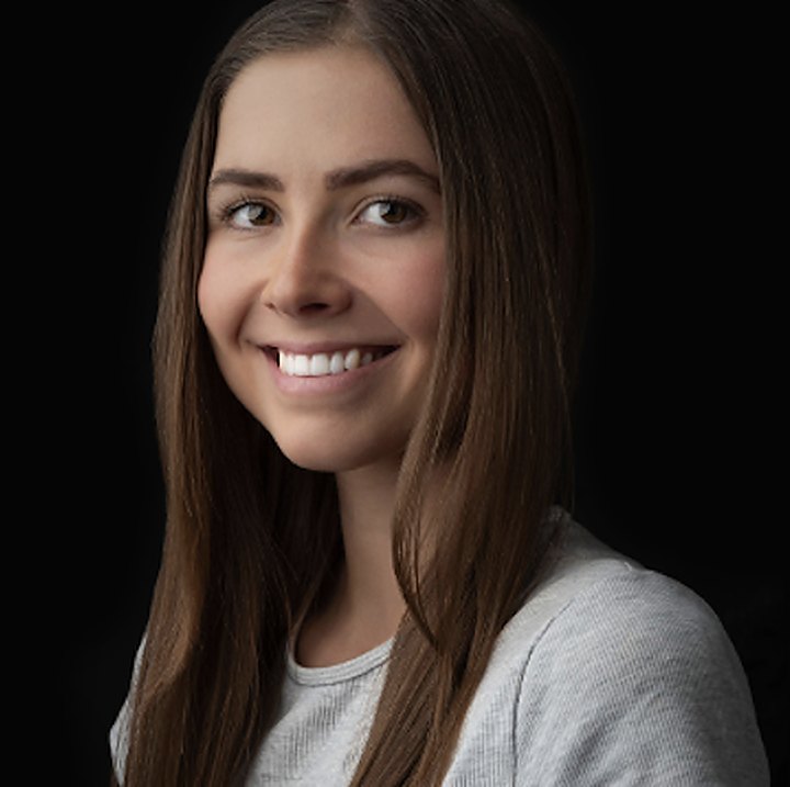 Portrett av Thea Nicole Sloreby, mørk bakgrunn.
