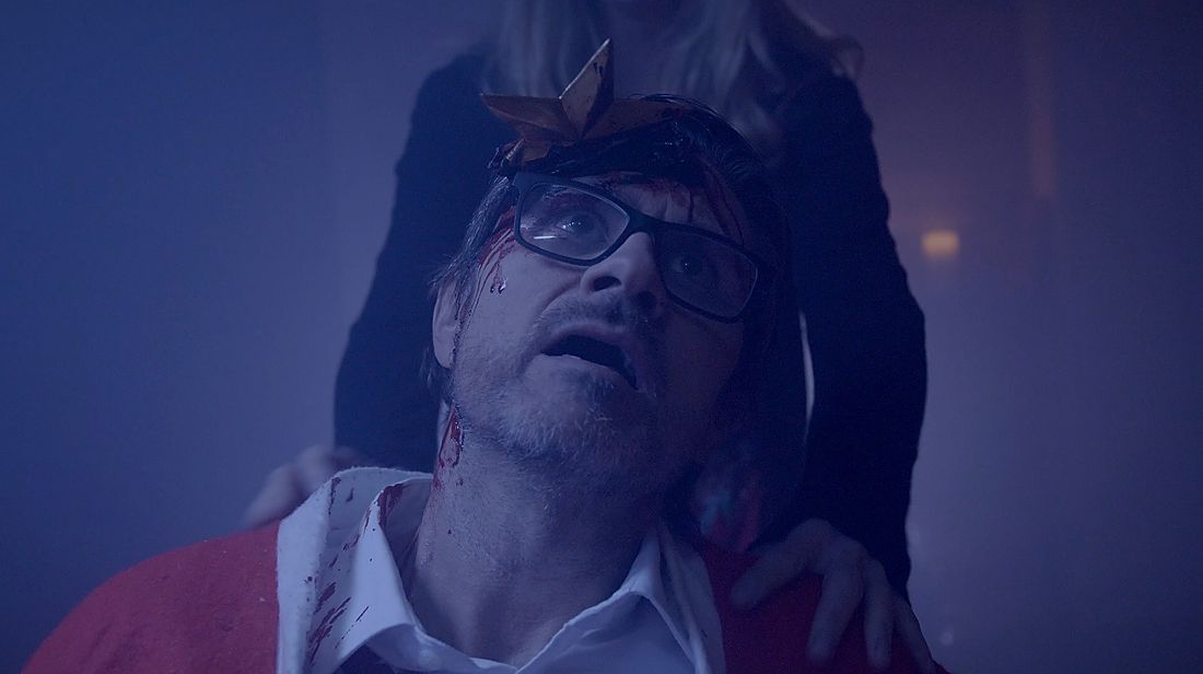Nærbilde av skuespiller i blodig nissedrakt, fra Merry Xmas.