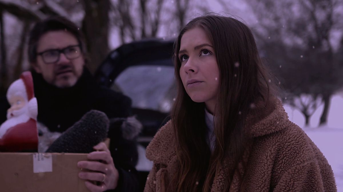 Thea Nicole Sloreby i vinterfrakk foran en bil lastet med en nissefigur, fra Merry Xmas.